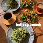 holiday brunch
<br>
冷凍しておいた自家製ジェノベーゼソース。
<br>
色とりどりの野菜のサラダ、コーヒー。これだけで
ワクワクのんびり、ホリデーブランチタイムのできあがり!彩りを楽しむ、楽、一品。